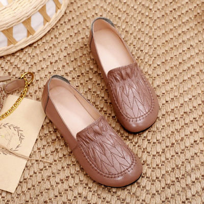 Sieviešu mokasīni ar apaļu rakstu