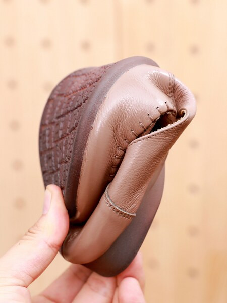 Sieviešu mokasīni ar apaļu rakstu