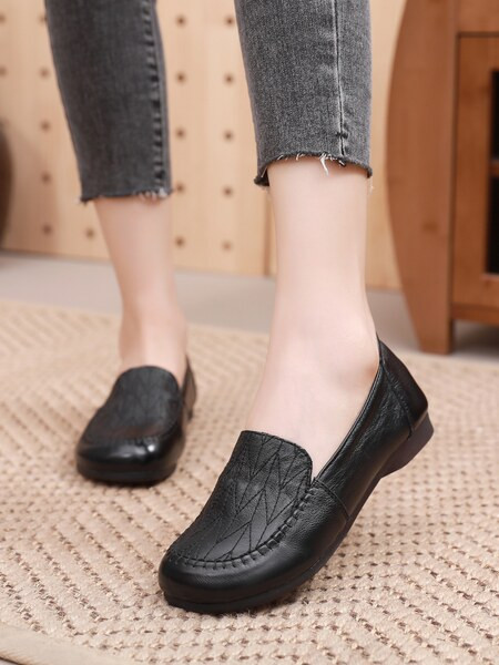 Sieviešu mokasīni ar apaļu rakstu