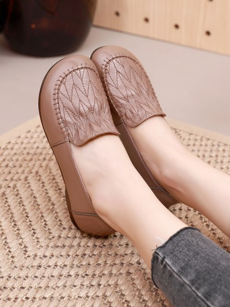 Sieviešu mokasīni ar apaļu rakstu