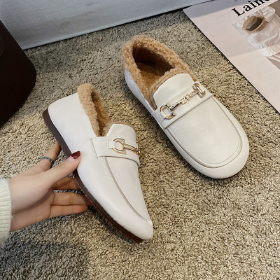 Női mokaszin belső bolyhos fém elemmel