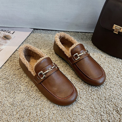 Női mokaszin belső bolyhos fém elemmel