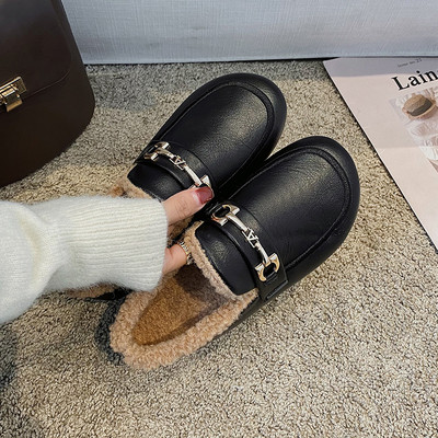 Női mokaszin belső bolyhos fém elemmel