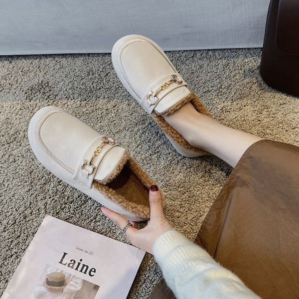 Női mokaszin belső bolyhos fém elemmel