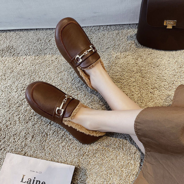 Női mokaszin belső bolyhos fém elemmel