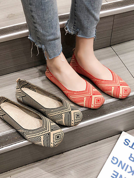 Női alkalmi naplopók hímzéssel