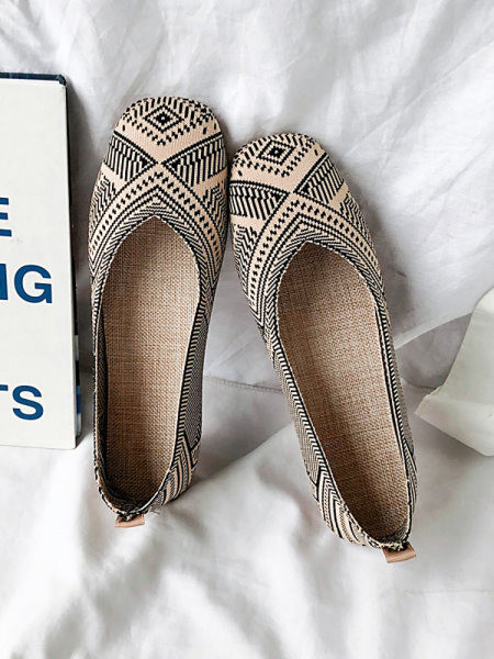 Női alkalmi naplopók hímzéssel