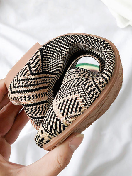 Női alkalmi naplopók hímzéssel