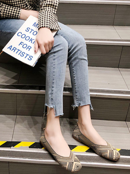 Női alkalmi naplopók hímzéssel