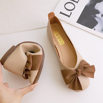 Elegáns mokaszin szalaggal