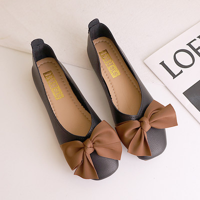 Elegáns mokaszin szalaggal