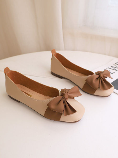 Elegáns mokaszin szalaggal