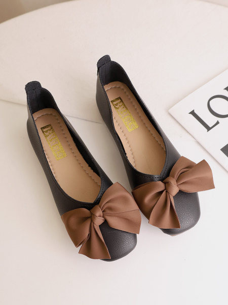 Elegáns mokaszin szalaggal