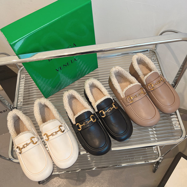 Ženske mokasine s postavom i metalnim elementima