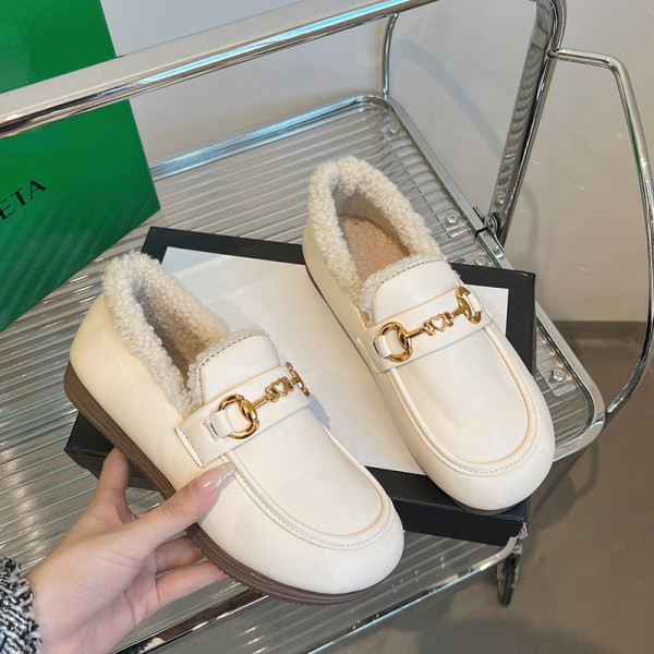 Ženske mokasine s postavom i metalnim elementima