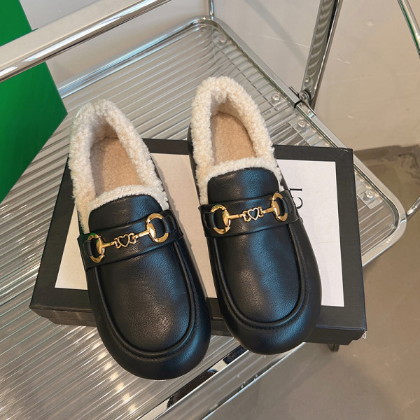 Ženske mokasine s postavom i metalnim elementima