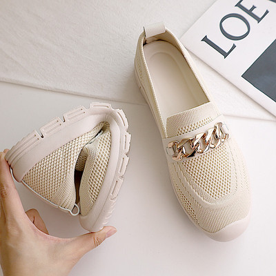 Női mokaszinok fém elemekkel