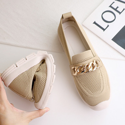 Női mokaszinok fém elemekkel