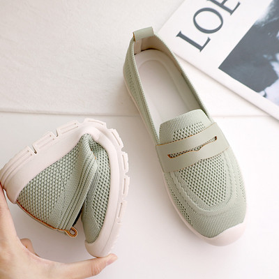 Női mokaszinok fém elemekkel