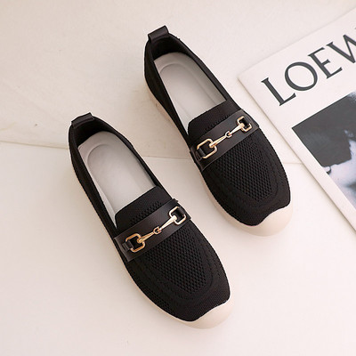 Női mokaszinok fém elemekkel