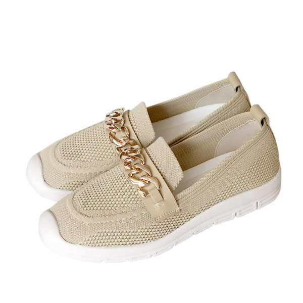 Női mokaszinok fém elemekkel