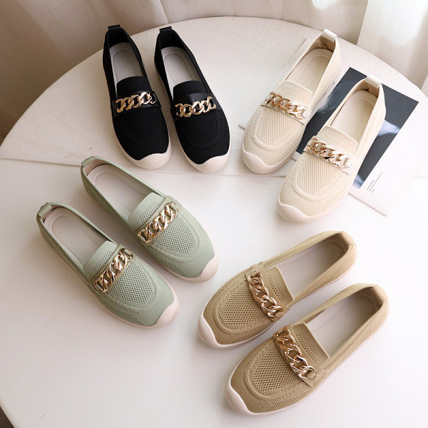 Női mokaszinok fém elemekkel