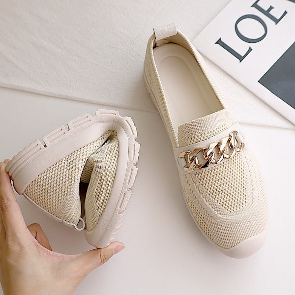 Női mokaszinok fém elemekkel