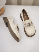 Γυναικεία μοκασίνια σε δύο χρώματα με μεταλλικό στοιχείο