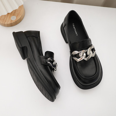 Γυναικεία μοκασίνια σε δύο χρώματα με μεταλλικό στοιχείο