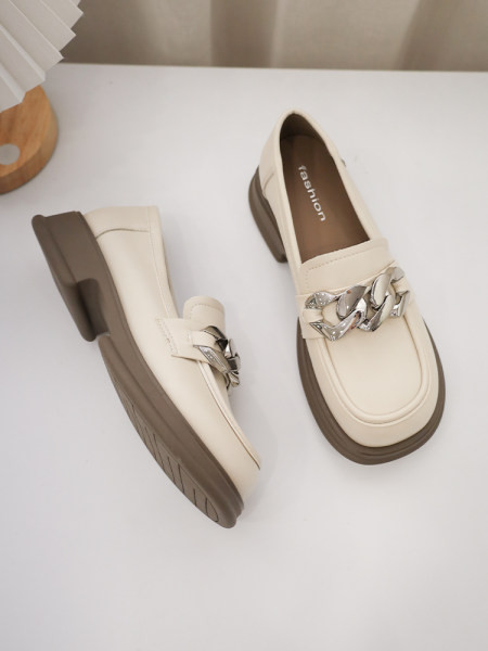 Γυναικεία μοκασίνια σε δύο χρώματα με μεταλλικό στοιχείο