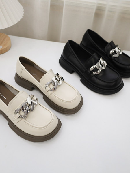 Γυναικεία μοκασίνια σε δύο χρώματα με μεταλλικό στοιχείο