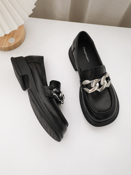 Γυναικεία μοκασίνια σε δύο χρώματα με μεταλλικό στοιχείο