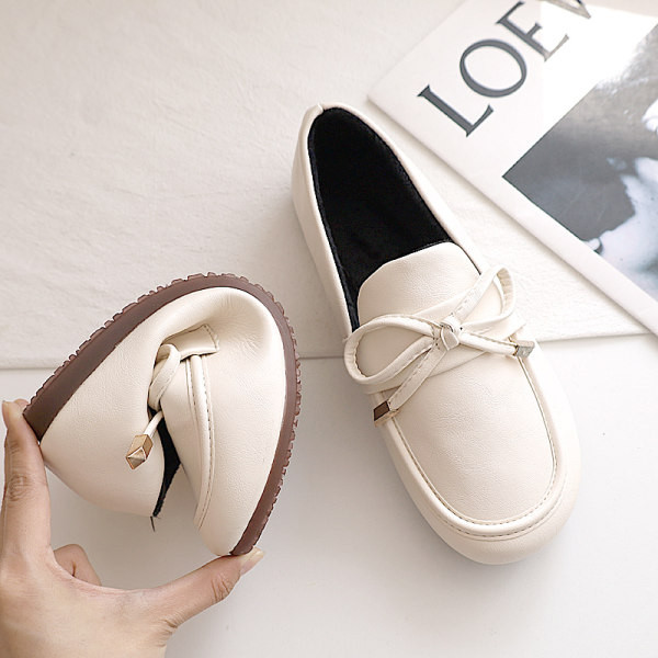 Γυναικεία loafers με επίπεδη σόλα και κορδέλα