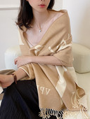 Μοντέρνο γυναικείο φουλάρι με κρόσσια - καφέ και μαύρο χρώμα