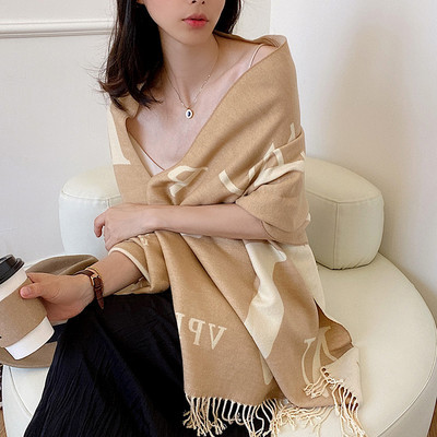 Μοντέρνο γυναικείο φουλάρι με κρόσσια - καφέ και μαύρο χρώμα