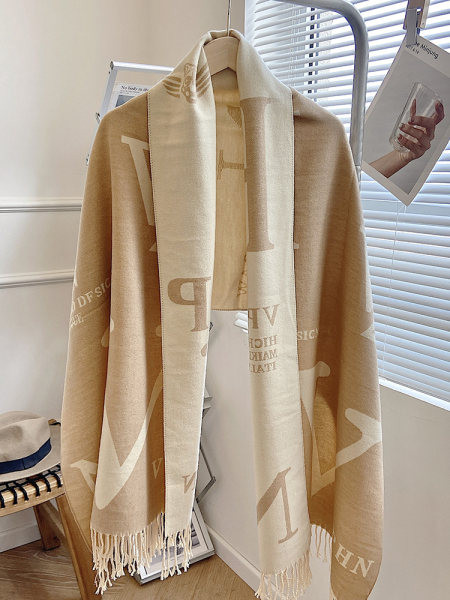 Μοντέρνο γυναικείο φουλάρι με κρόσσια - καφέ και μαύρο χρώμα