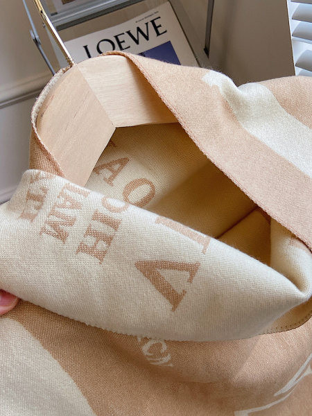 Μοντέρνο γυναικείο φουλάρι με κρόσσια - καφέ και μαύρο χρώμα