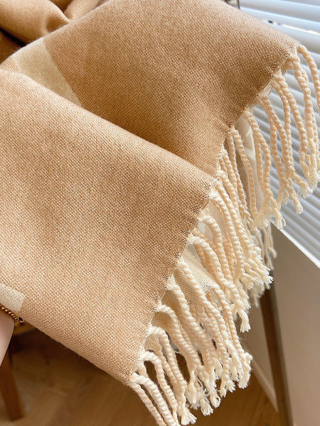 Μοντέρνο γυναικείο φουλάρι με κρόσσια - καφέ και μαύρο χρώμα