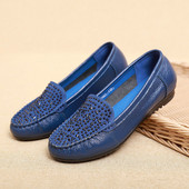 Γυναικεία μοκασίνια με διακοσμητικές πέτρες