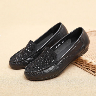 Γυναικεία μοκασίνια με διακοσμητικές πέτρες