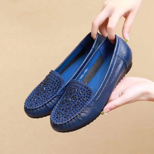 Γυναικεία μοκασίνια με διακοσμητικές πέτρες