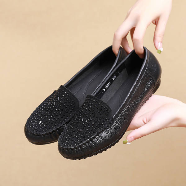 Γυναικεία μοκασίνια με διακοσμητικές πέτρες