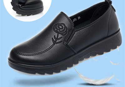 Ādas sieviešu mokasīni ar rupju zoli, jauns modelis