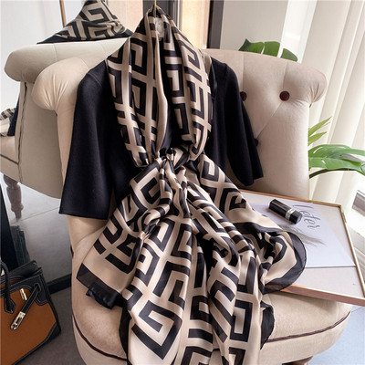 Moteriškas laisvalaikio raštuotas šalikas