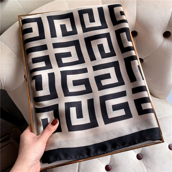 Moteriškas laisvalaikio raštuotas šalikas