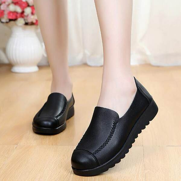 Sieviešu ikdienišķa rakstura klapeļi ar plakanu zoli