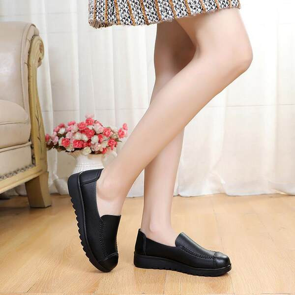 Sieviešu ikdienišķa rakstura klapeļi ar plakanu zoli