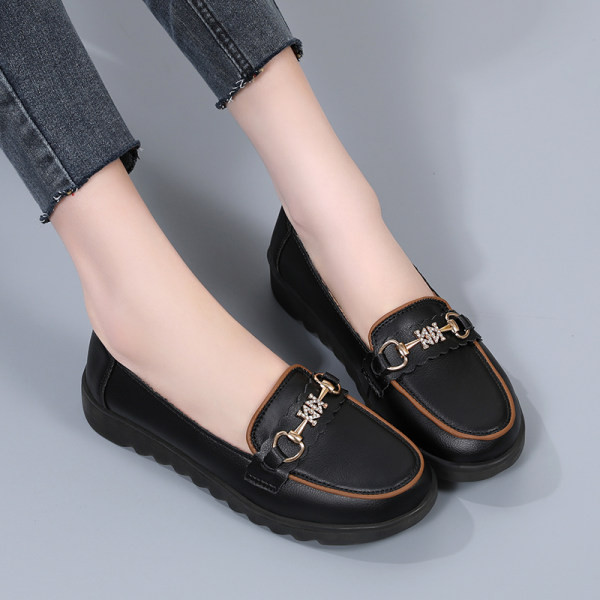 Γυναικεία έκο δερμάτινα μοκασίνια με αγκράφα