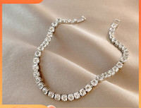 Moodne naiste hõbedase värvi kividega käevõru