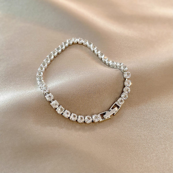 Moodne naiste hõbedase värvi kividega käevõru